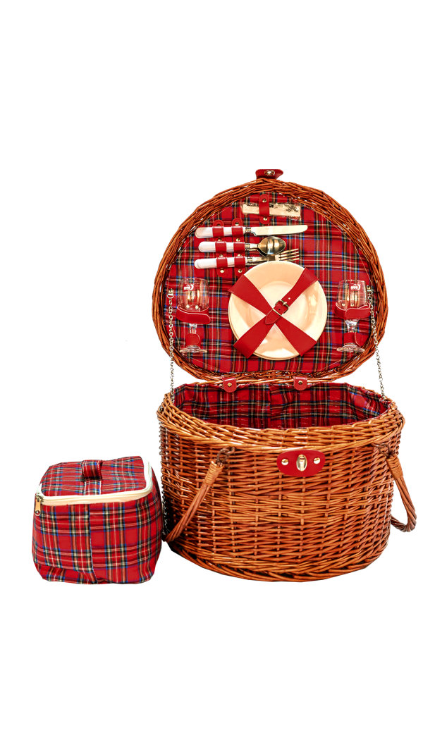 Canasta de Picnic Familiar con Copas y Accesorios:** Esta canasta está diseñada para fomentar momentos especiales en familia o para ser un regalo encantador. Incluye todo lo necesario para disfrutar de un día al aire libre con un delicioso picnic